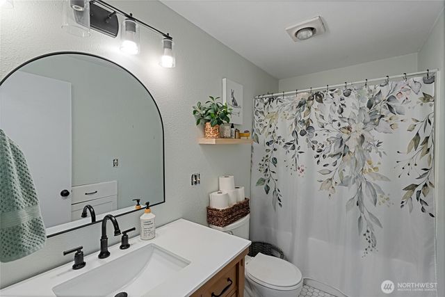 205 Washington Ave S, Eatonville, WA 98328