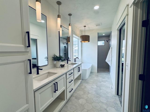 2700 N Vermillion Cir Circle, Tea, SD 57064