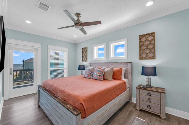 1978 Avenue I, Crystal Beach, TX 77650