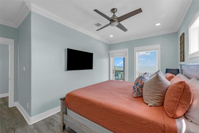 1978 Avenue I, Crystal Beach, TX 77650