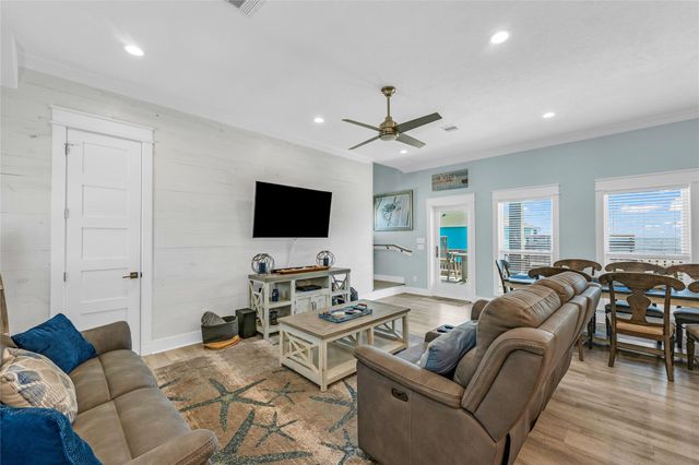 1978 Avenue I, Crystal Beach, TX 77650