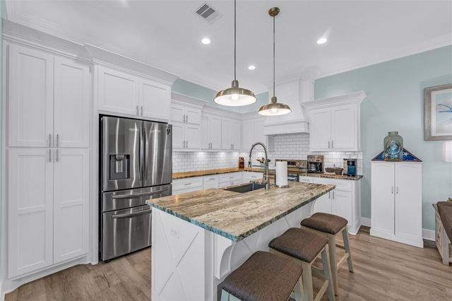 1978 Avenue I, Crystal Beach, TX 77650