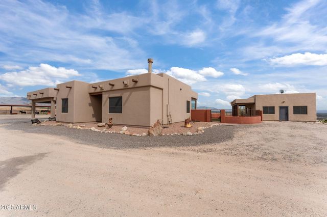 21800 W Hawkeye Road, Congress, AZ 85332