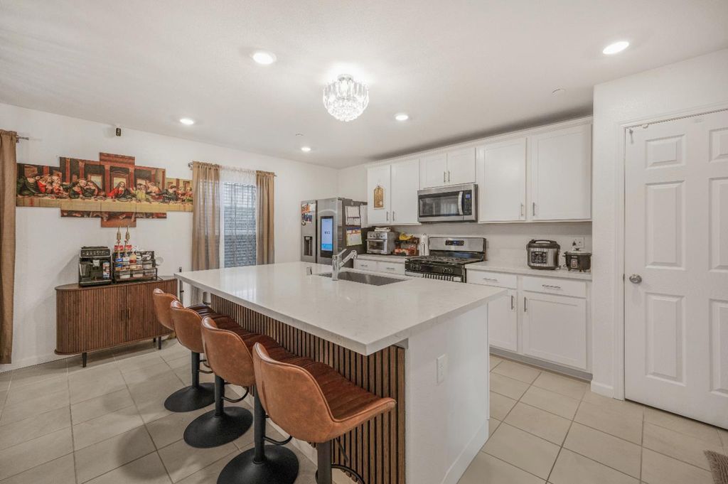 Image 10 of property listing at 6648 E Washington Avenue, Fresno, CA 93727