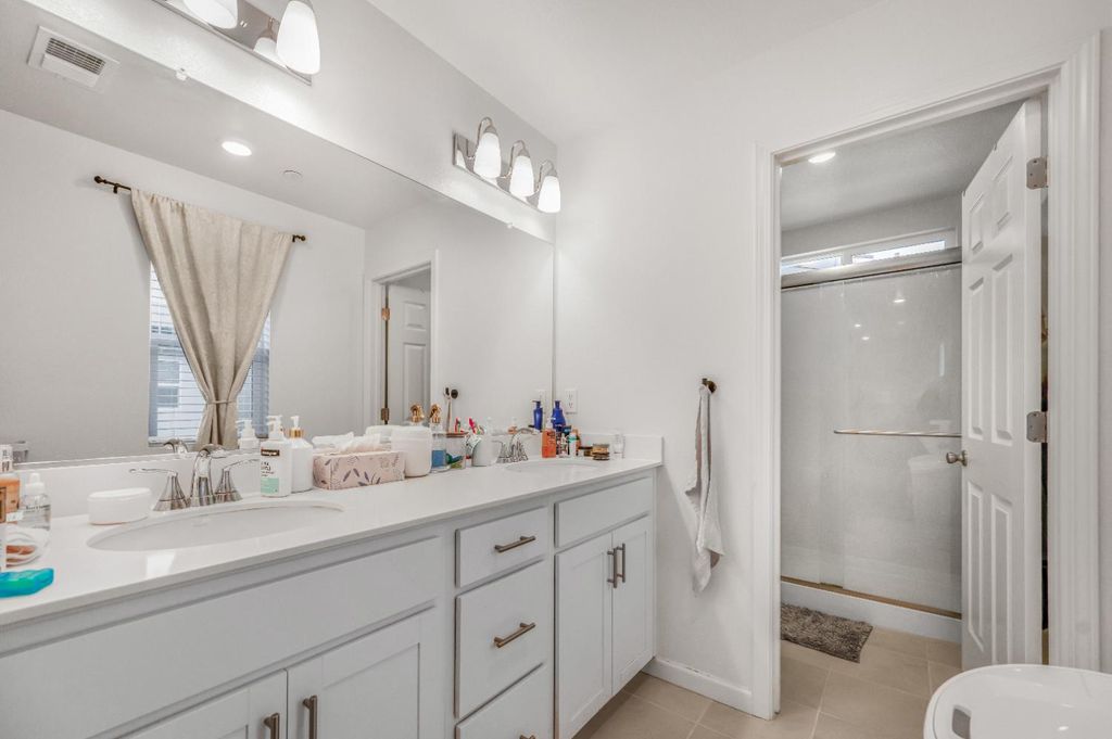 Image 16 of property listing at 6648 E Washington Avenue, Fresno, CA 93727