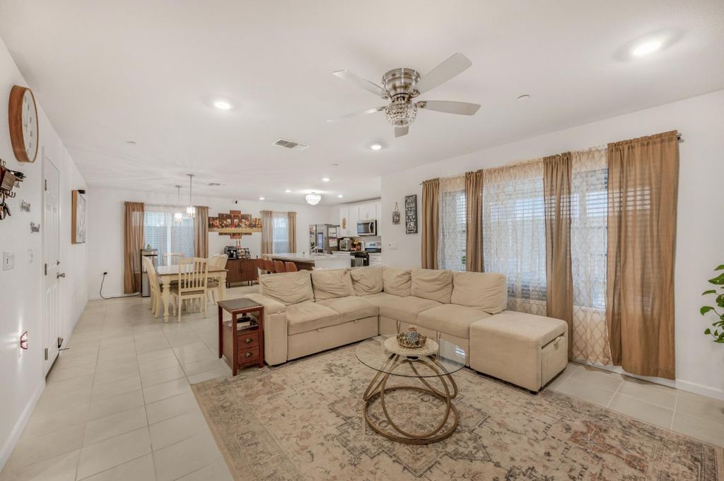 Image 7 of property listing at 6648 E Washington Avenue, Fresno, CA 93727
