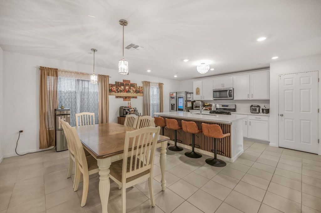 Image 9 of property listing at 6648 E Washington Avenue, Fresno, CA 93727