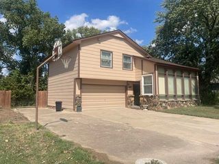 3210 E Navajo Ln, Wichita, KS 67216