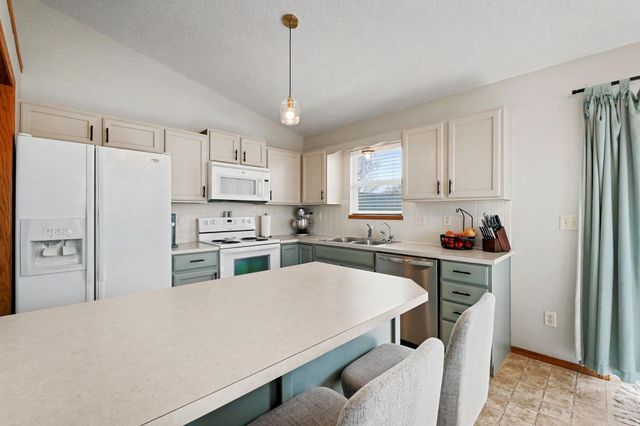 2213 E Spring Hill Dr, Goddard, KS 67052