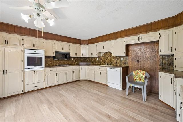 24356 W 55 Street, Shawnee, KS 66226