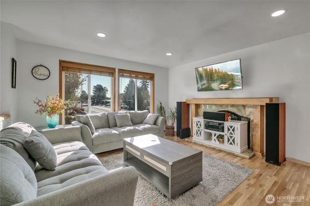 3302 Centennial Way NE, Tacoma, WA 98422