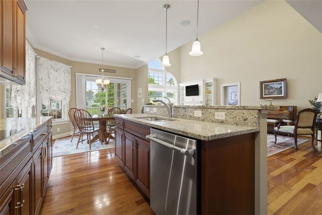 232 Patriot Ln, Economy, PA 15042