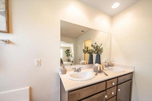 352 Tom McGuinness Jr Circle, Fallbrook, CA 92028