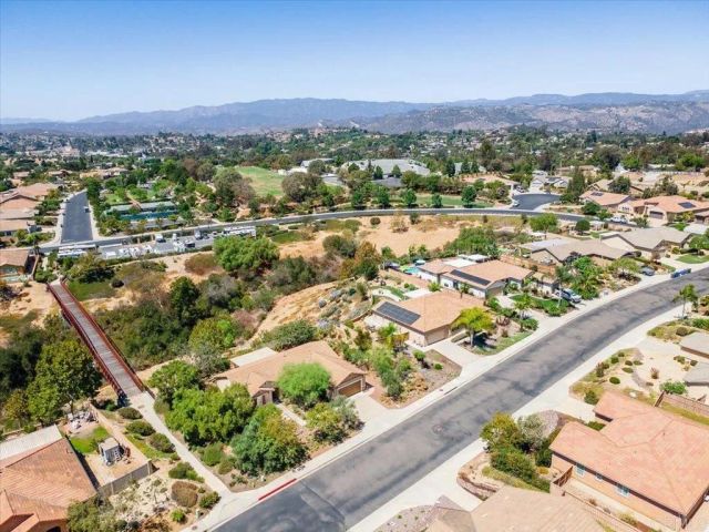 352 Tom McGuinness Jr Circle, Fallbrook, CA 92028