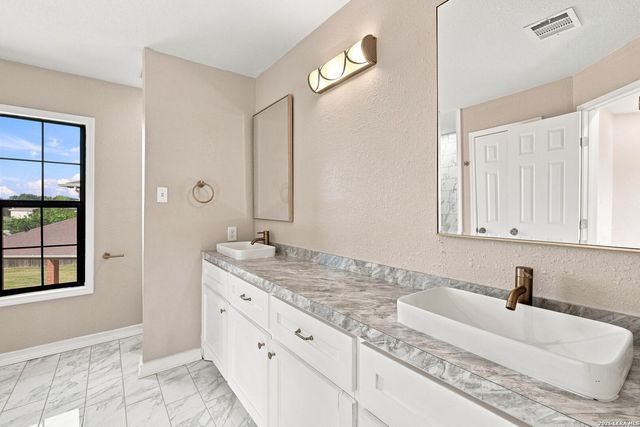 4215 Lakebend West Dr, San Antonio, TX 78244