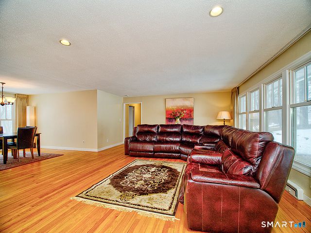 136 Knoll Drive, Hamden, CT 06518