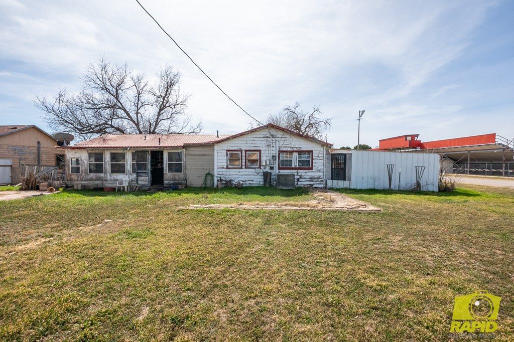 Image 17 of property listing at 1210 N 10th Street, Ballinger, TX 76821