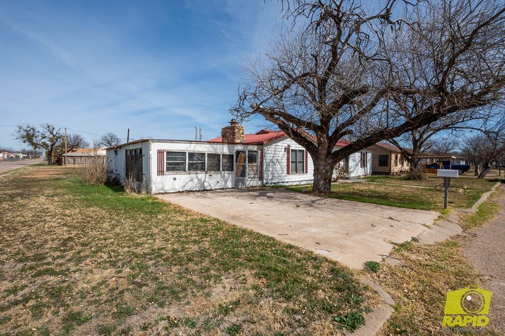 Image 3 of property listing at 1210 N 10th Street, Ballinger, TX 76821