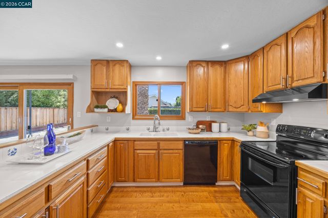 1320 Hookston Rd, Concord, CA 94518
