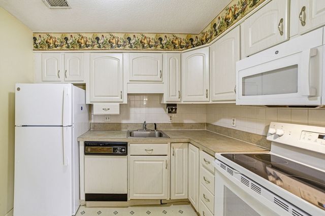 1002 Paradise Rd 3P, Swampscott, MA 01907