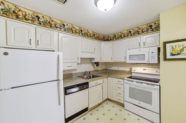 1002 Paradise Rd 3P, Swampscott, MA 01907