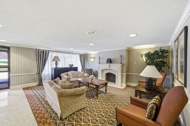 1002 Paradise Rd 3P, Swampscott, MA 01907