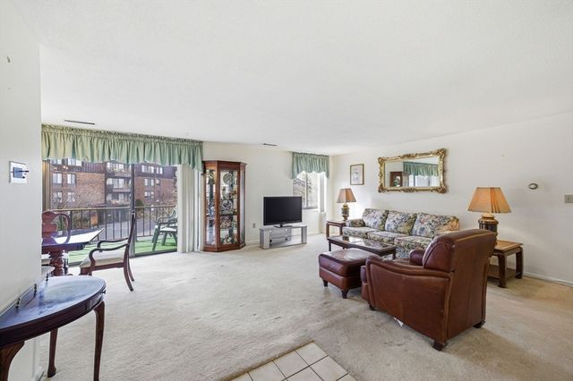 1002 Paradise Rd 3P, Swampscott, MA 01907