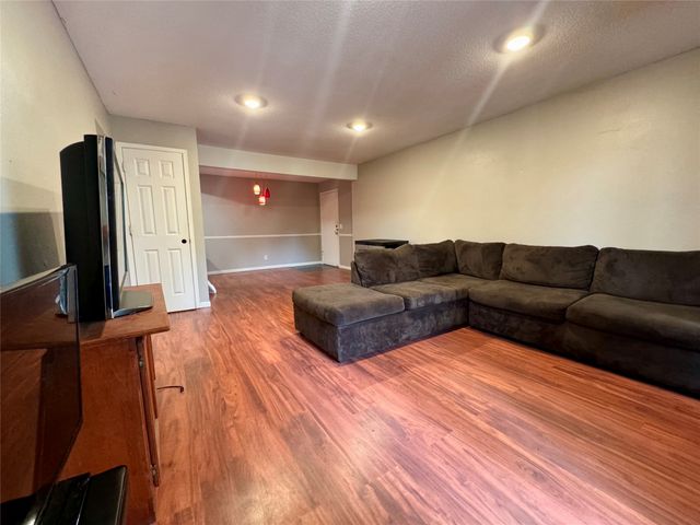 9527 University Avenue 21, Clive, IA 50325