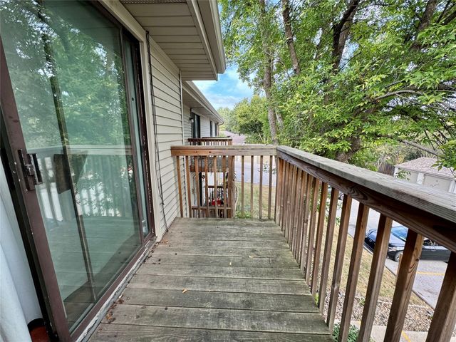 9527 University Avenue 21, Clive, IA 50325