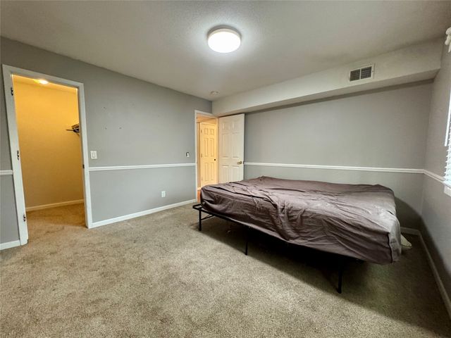 9527 University Avenue 21, Clive, IA 50325