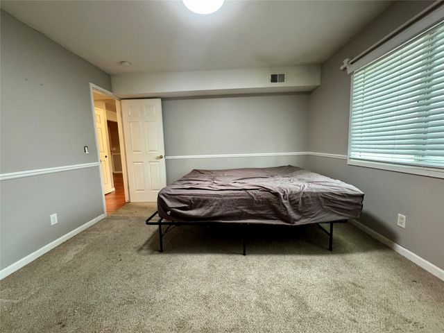 9527 University Avenue 21, Clive, IA 50325