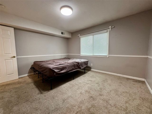 9527 University Avenue 21, Clive, IA 50325