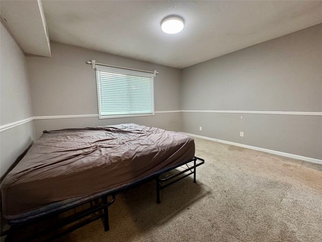 9527 University Avenue 21, Clive, IA 50325