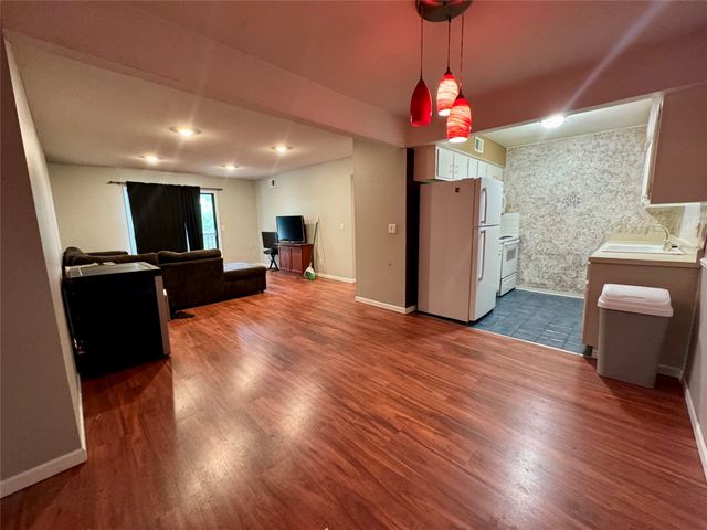 9527 University Avenue 21, Clive, IA 50325