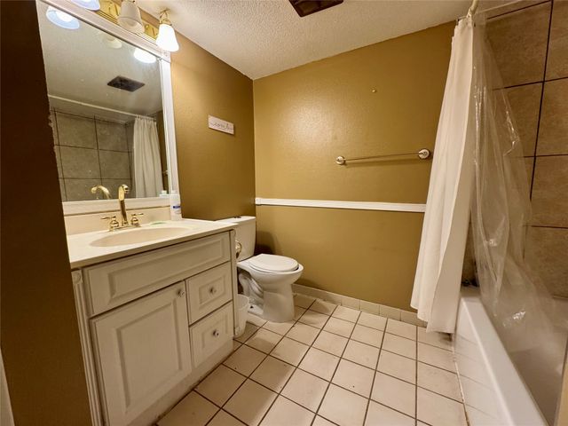 9527 University Avenue 21, Clive, IA 50325