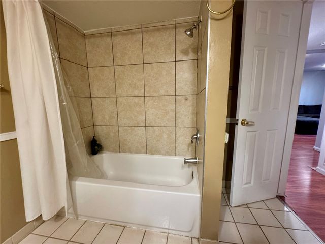 9527 University Avenue 21, Clive, IA 50325