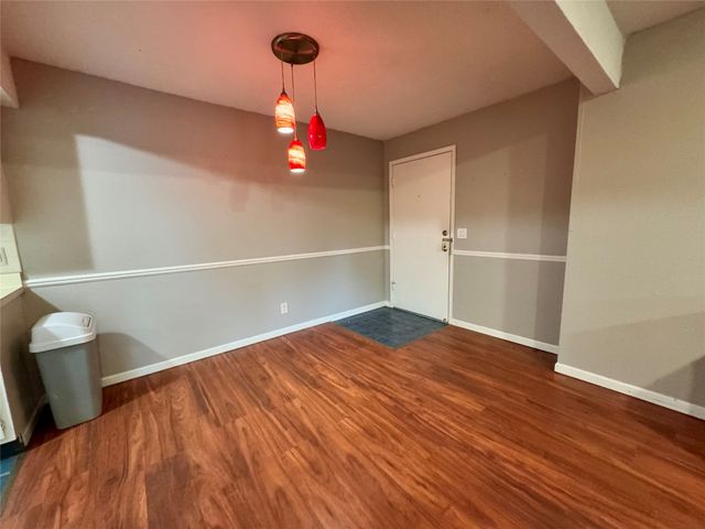 9527 University Avenue 21, Clive, IA 50325