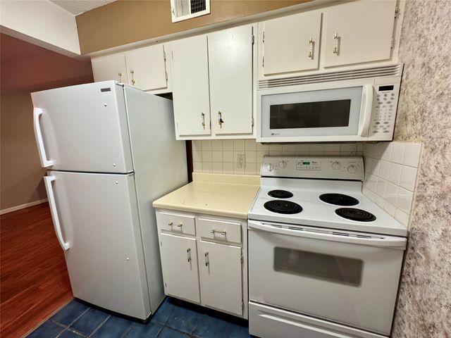 9527 University Avenue 21, Clive, IA 50325