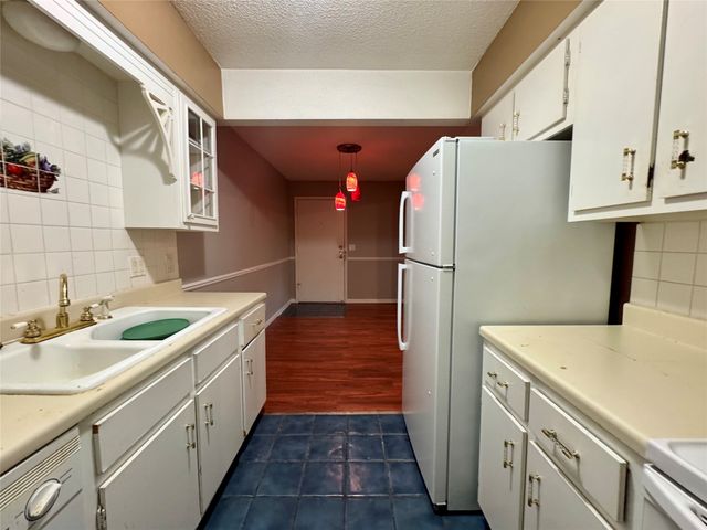 9527 University Avenue 21, Clive, IA 50325