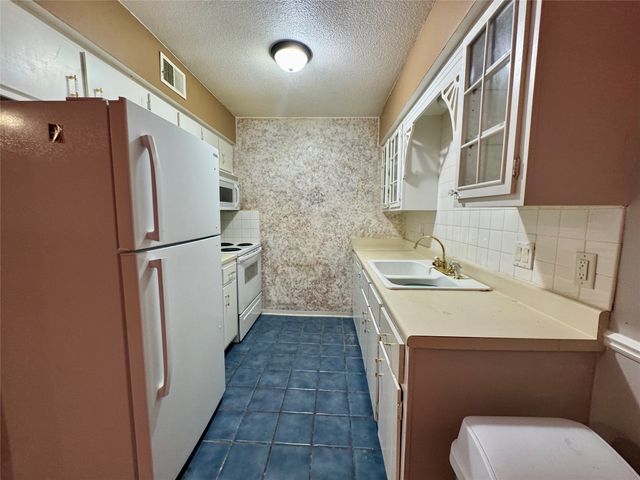 9527 University Avenue 21, Clive, IA 50325