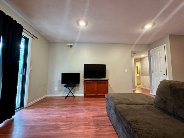 9527 University Avenue 21, Clive, IA 50325