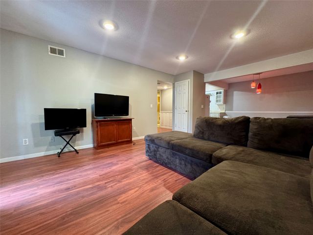 9527 University Avenue 21, Clive, IA 50325