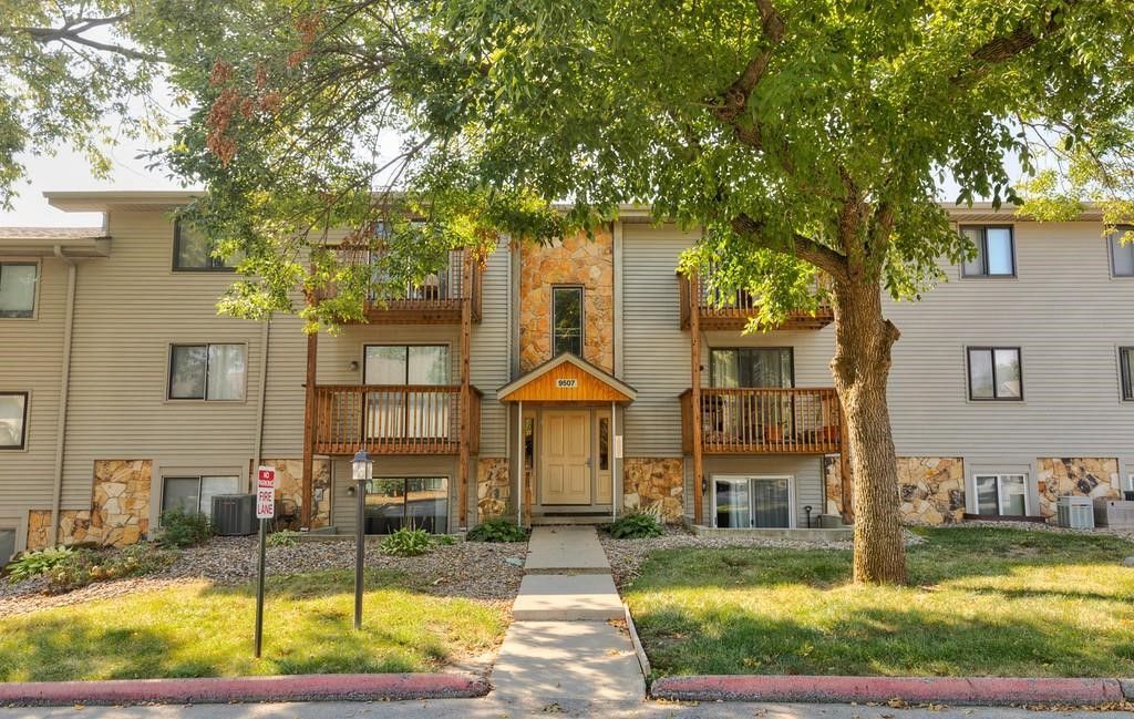 9527 University Avenue 21, Clive, IA 50325