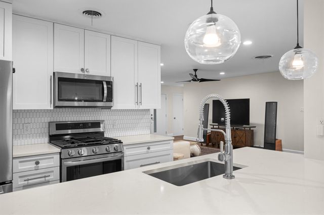 823 Walnut Creek DR, Austin, TX 78753
