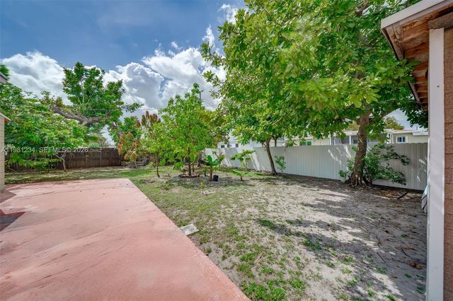 17950 NW 6th Ct, Miami Gardens, FL 33169