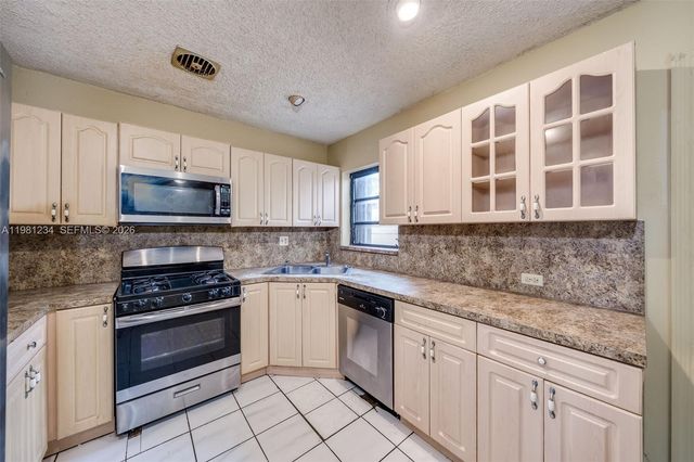 17950 NW 6th Ct, Miami Gardens, FL 33169