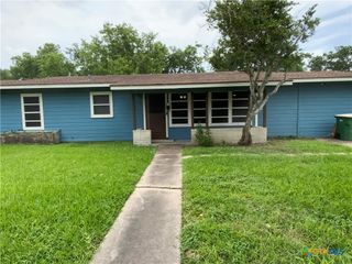 1705 E Poplar Avenue, Victoria, TX 77901