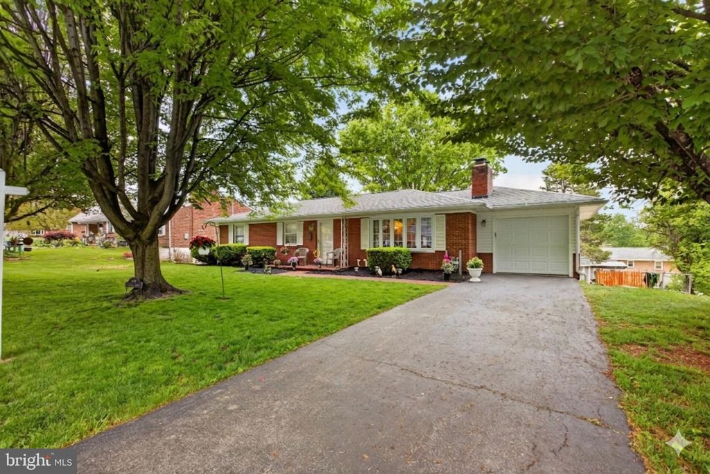 227 DAYCOTAH AVE, Hagerstown, MD 21740