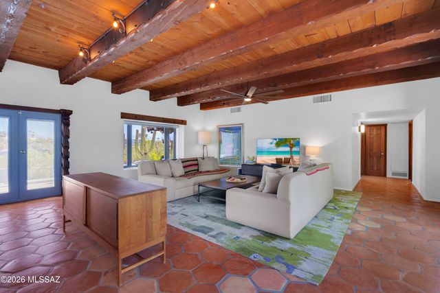330 E Hillcrest Place, Tucson, AZ 85704