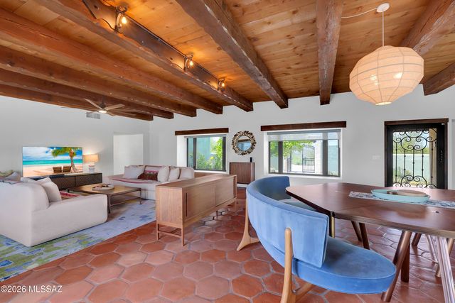 330 E Hillcrest Place, Tucson, AZ 85704
